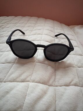 Classic Black Round Women's Sunglasses